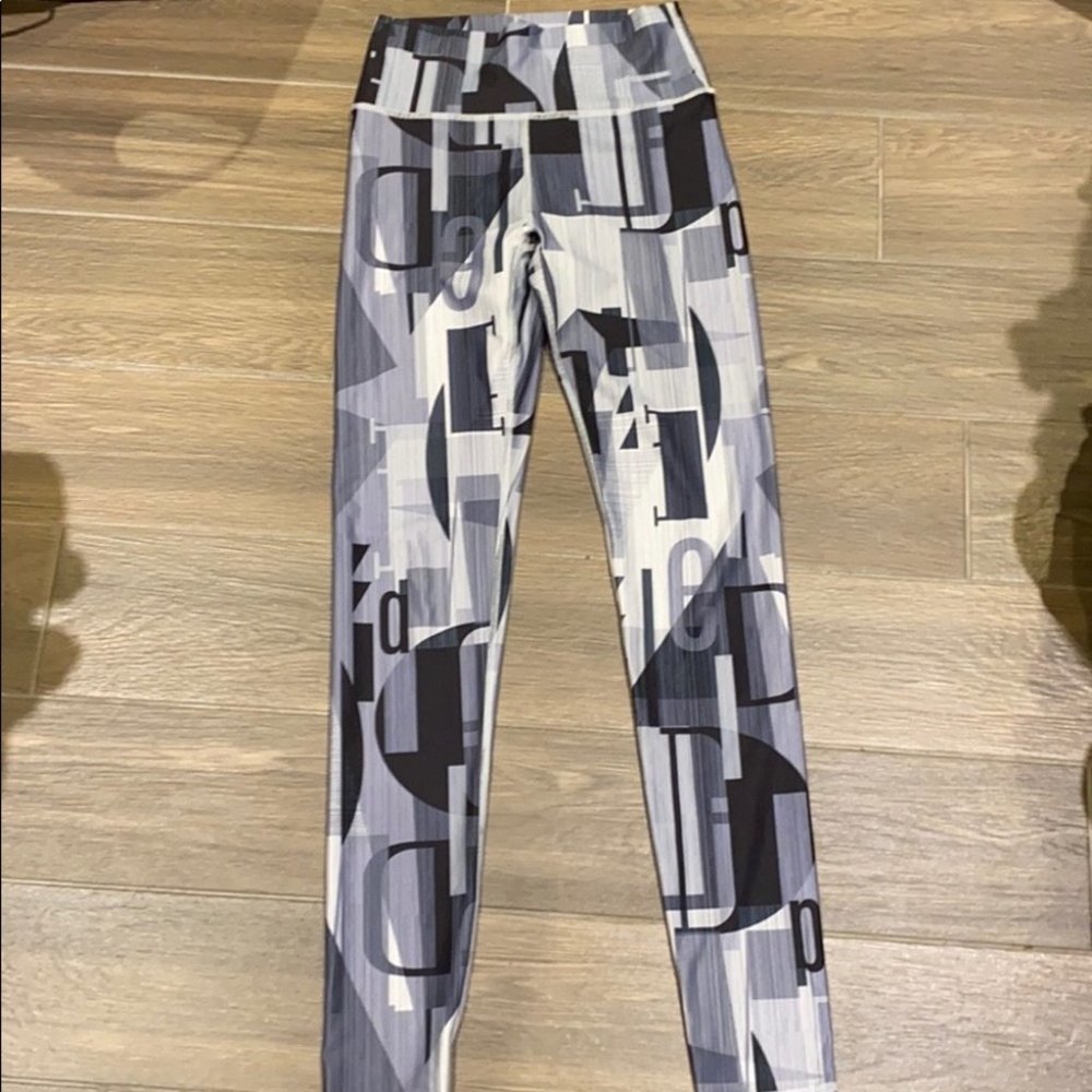 Fabletics Women Grey Demi Lovato Abstract Print Leggings Pants Size XS
